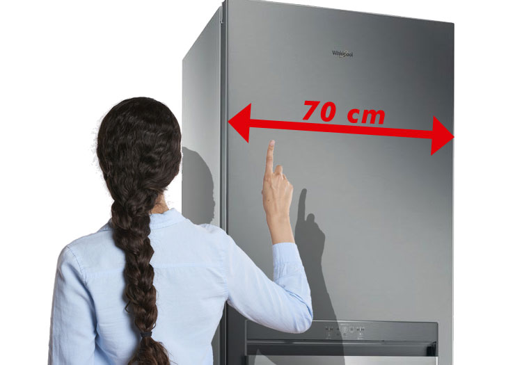 Mujer se&ntilde;alando a un frigor&iacute;fico combi marca Bosch de 70 cm de ancho.